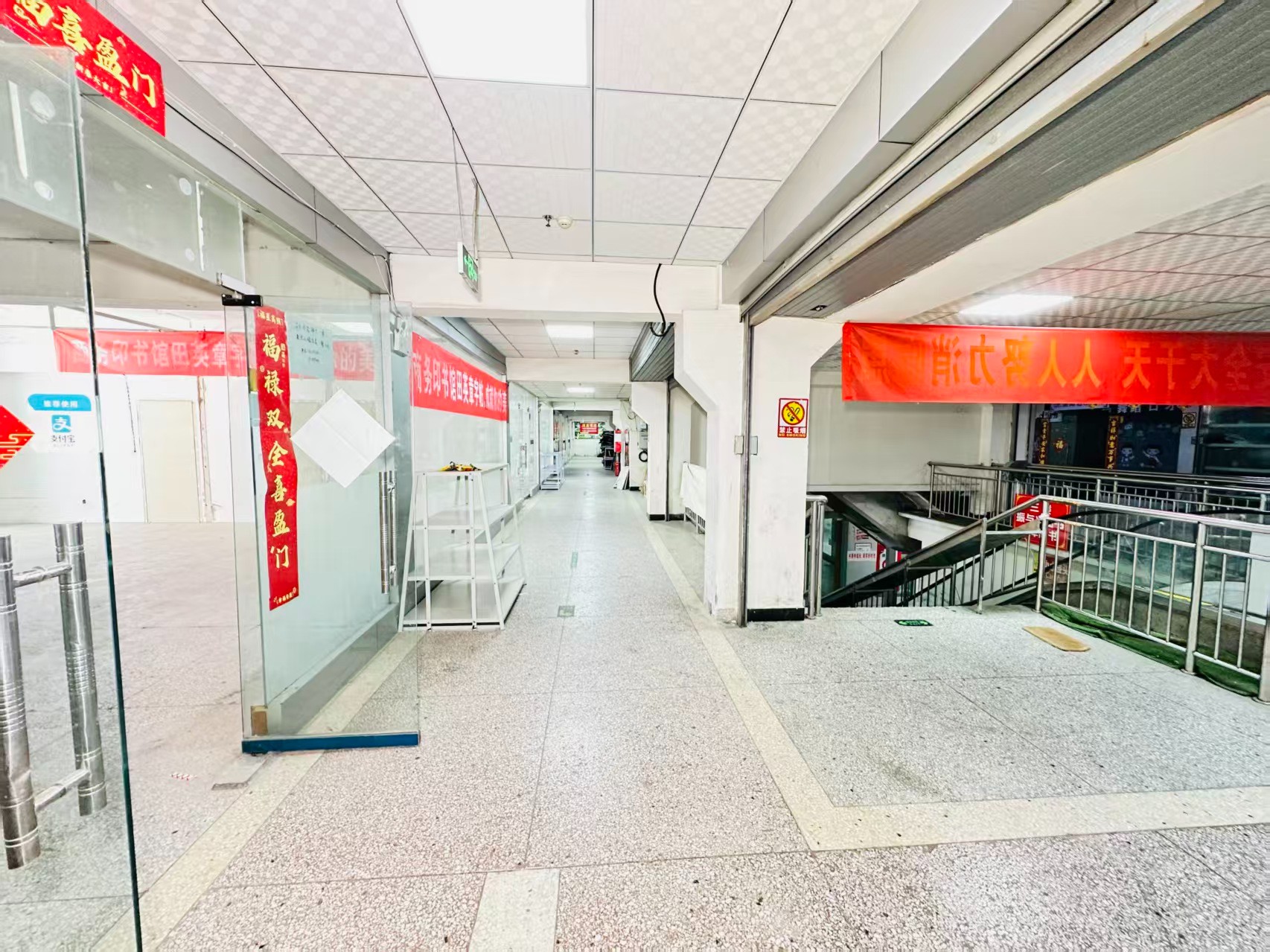 广电街引入人工智能技术应用场景，推动AI与商业、零售、电商、企业服务等领域融合发展。